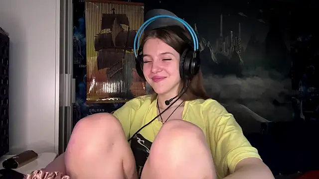 Snapshot of Elira_Breeze chatting on 11.10.25 Elira Breeze online show from 11.10.25