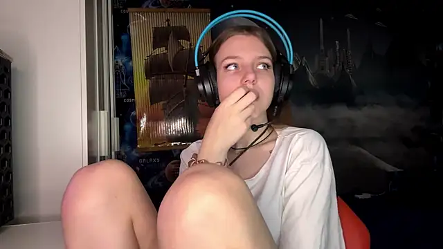 Snapshot of Elira_Breeze chatting on 11.14.25 Elira Breeze online show from 11.14.25