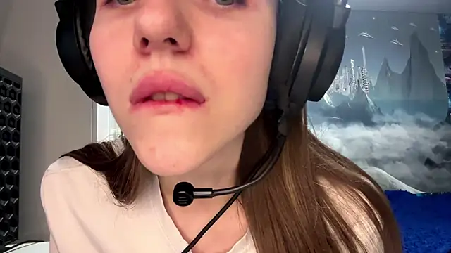 Elira Breeze online show from 04.19.26