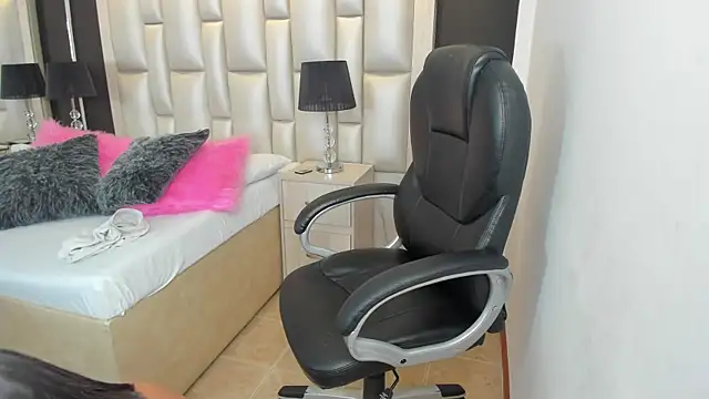 LuisaJonnes  online show from 11.29.25