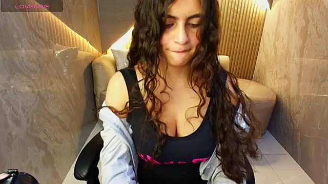 Snapshot of dany_r_ chatting on 10.18.25 dany r online show from 10.18.25