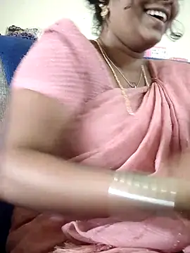 Snapshot of sweetqueen143 chatting on 10.04.25 sweetqueen143 online show from 10.04.25