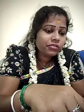 Snapshot of sweetqueen143 chatting on 10.17.25 sweetqueen143 online show from 10.17.25