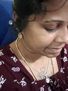 Snapshot of sweetqueen143 chatting on 11.20.25 sweetqueen143 online show from 11.20.25