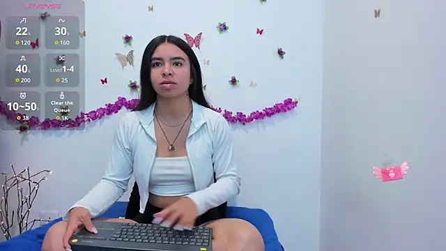 Annniie22 online show from 10.13.25