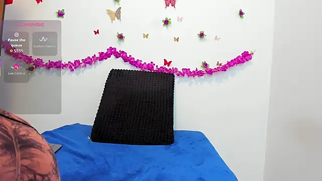 Annniie22 online show from 12.17.25