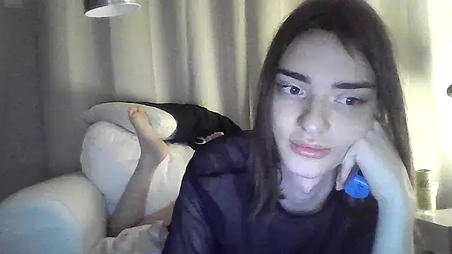 Snapshot of Luna_Samosienko chatting on 12.20.25 Luna Samosienko online show from 12.20.25