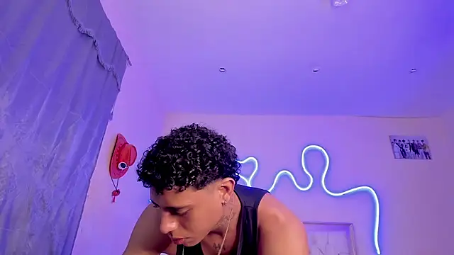 Snapshot of Glader31 chatting on 10.28.25 Glader31 online show from 10.28.25