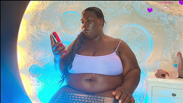 Snapshot of CarolinaGomez_ chatting on 10.27.25 CarolinaGomez online show from 10.27.25