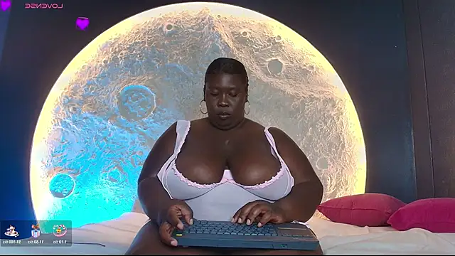 Snapshot of CarolinaGomez_ chatting on 11.22.25 CarolinaGomez online show from 11.22.25