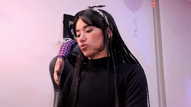 Snapshot of Rouse_Monroe chatting on 10.21.25 Rouse Monroe online show from 10.21.25