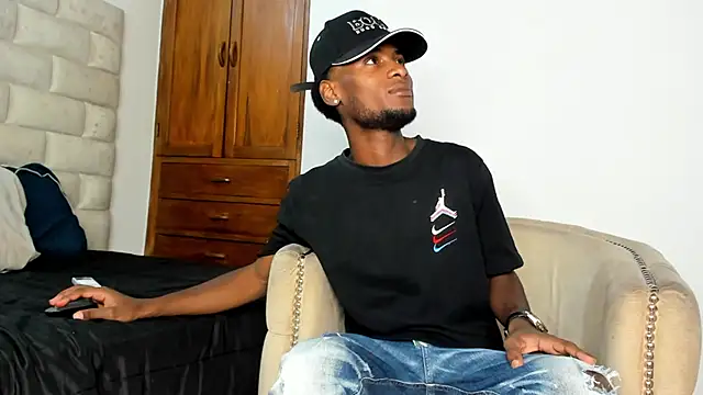 Snapshot of BennBrown chatting on 10.07.25 BennBrown online show from 10.07.25