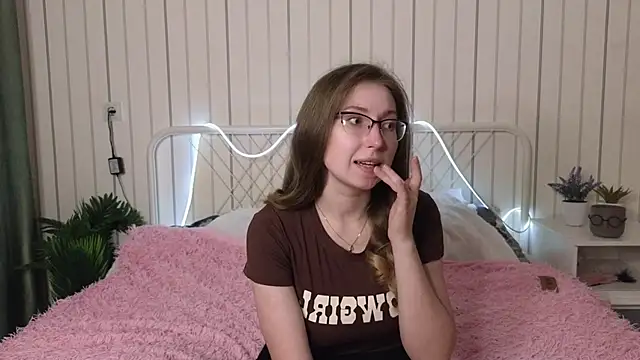 Snapshot of DaliaRadtke chatting on 10.05.25 DaliaRadtke online show from 10.05.25