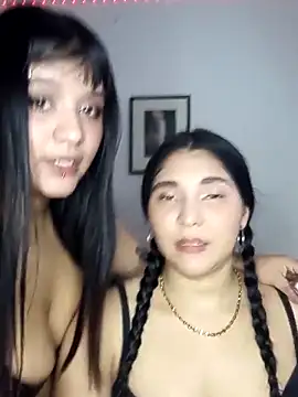 Snapshot of TwoForyouX chatting on 10.01.25 TwoForyouX online show from 10.01.25