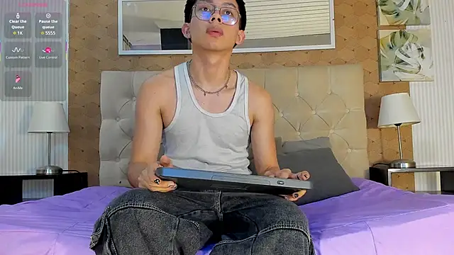 Snapshot of liam_twiink chatting on 10.04.25 liam twiink online show from 10.04.25