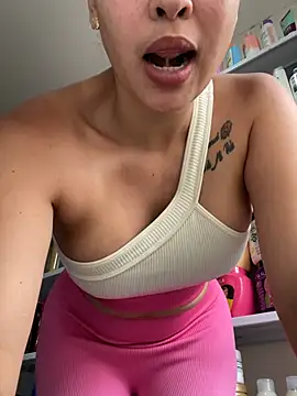 Snapshot of FOX_LATINA chatting on 04.15.26 FOX LATINA online show from 04.15.26