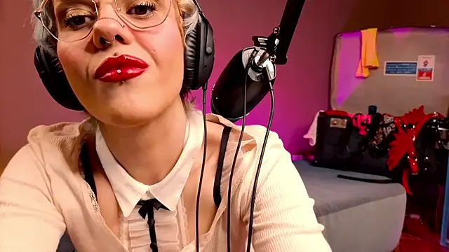 Snapshot of tacodeluxxxe chatting on 10.02.25 tacodeluxxxe online show from 10.02.25