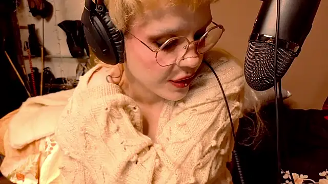 Snapshot of tacodeluxxxe chatting on 12.01.25 tacodeluxxxe online show from 12.01.25