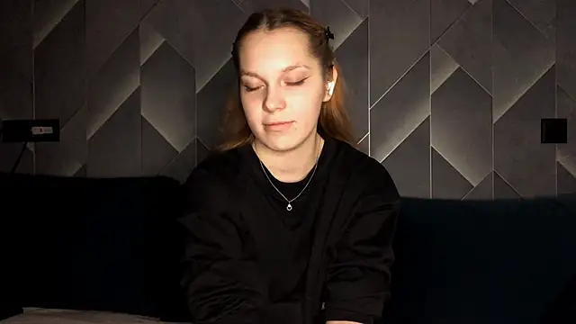 FoxLina online show from 10.20.25