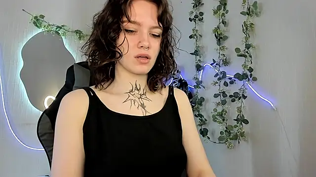 Snapshot of Elastikisss chatting on 04.21.26 Elastikisss online show from 04.21.26