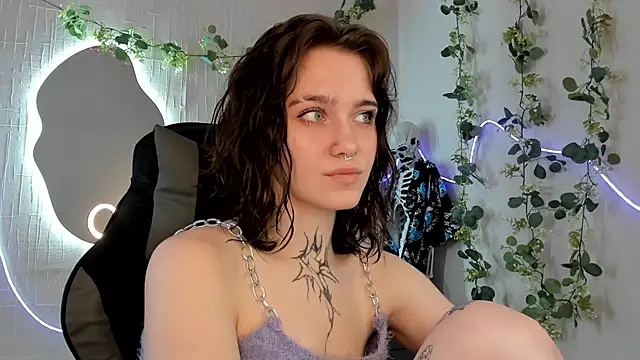 Snapshot of Elastikisss chatting on 04.23.26 Elastikisss online show from 04.23.26