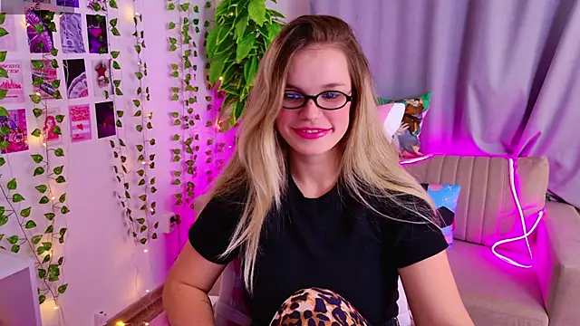 Snapshot of KellyHayden chatting on 11.15.25 KellyHayden online show from 11.15.25