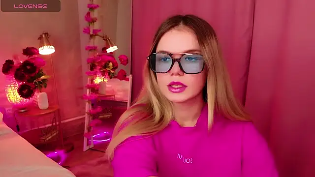 Snapshot of KellyHayden chatting on 11.30.25 KellyHayden online show from 11.30.25