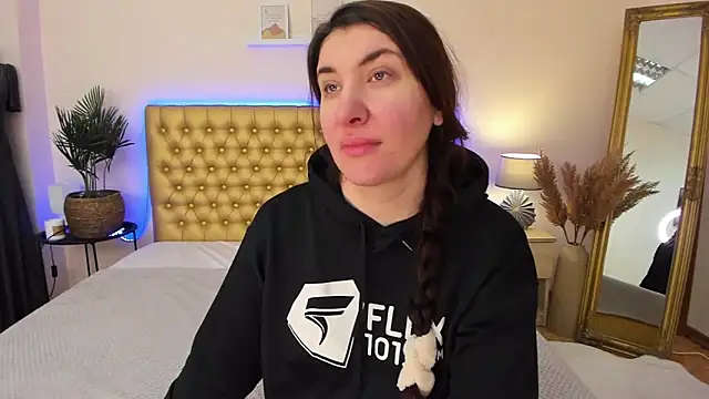 Snapshot of TrishaDarks chatting on 02.01.26 TrishaDarks online show from 02.01.26