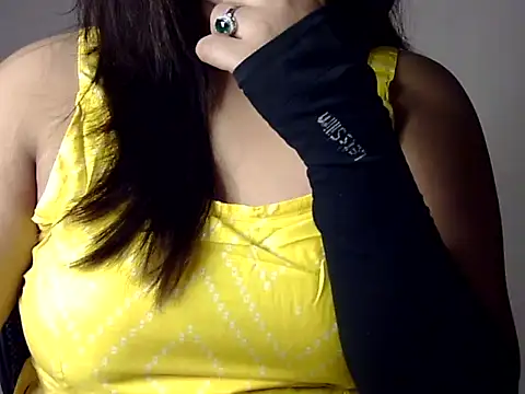 Snapshot of Aaliya02 chatting on 11.13.25 Aaliya02 online show from 11.13.25