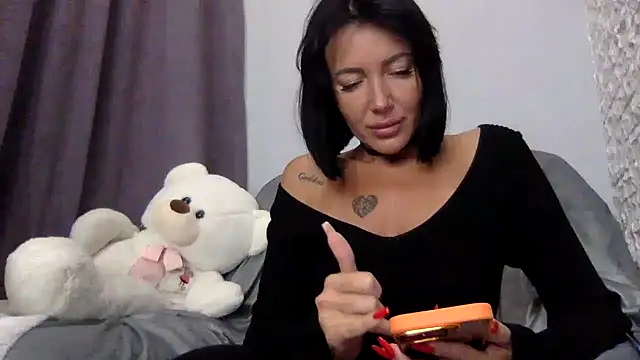 Snapshot of Veymoria chatting on 10.04.25 Veymoria online show from 10.04.25