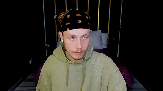 Snapshot of LeoMooree chatting on 10.01.25 LeoMooree online show from 10.01.25