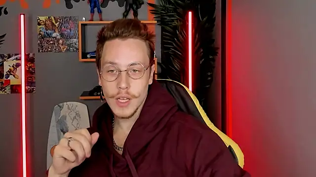 Snapshot of LeoMooree chatting on 11.04.25 LeoMooree online show from 11.04.25