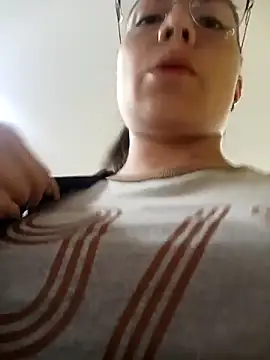 Snapshot of Mia-love-03 chatting on 10.02.25 Mia-love-03 online show from 10.02.25