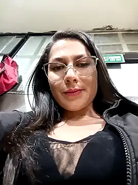 Snapshot of Mia-love-03 chatting on 10.09.25 Mia-love-03 online show from 10.09.25