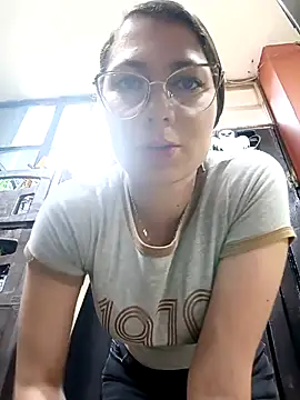 Snapshot of Mia-love-03 chatting on 10.17.25 Mia-love-03 online show from 10.17.25