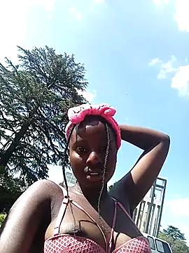 Snapshot of HotPetite_25 chatting on 10.17.25 HotPetite 25 online show from 10.17.25