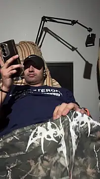 Snapshot of wwolfxxx chatting on 12.21.25 wwolfxxx online show from 12.21.25