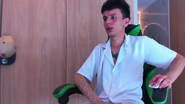 Snapshot of Skinny_batman chatting on 09.23.25 Skinny batman online show from 09.23.25