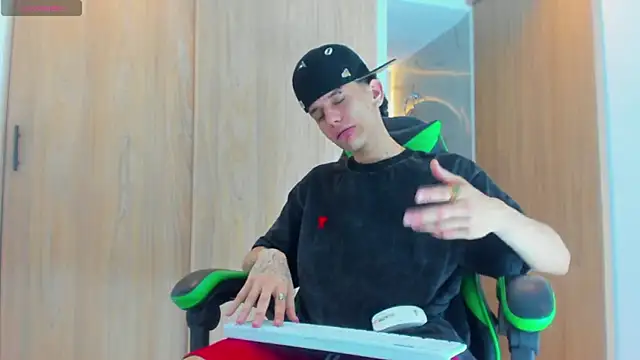 Snapshot of Skinny_batman chatting on 09.30.25 Skinny batman online show from 09.30.25