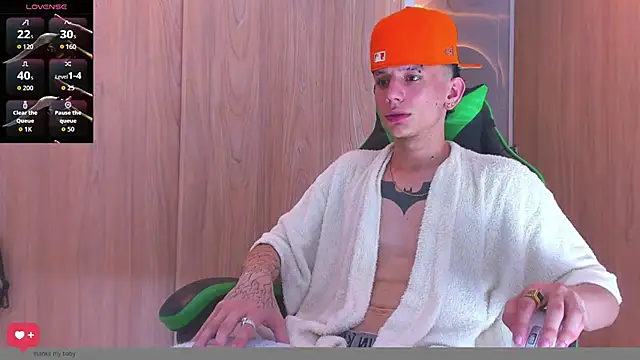 Snapshot of Skinny_batman chatting on 10.03.25 Skinny batman online show from 10.03.25