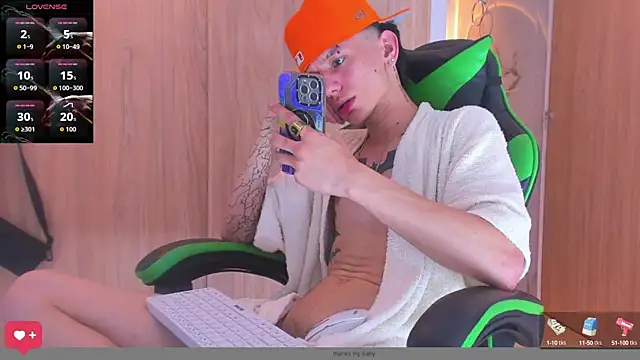 Snapshot of Skinny_batman chatting on 10.03.25 Skinny batman online show from 10.03.25