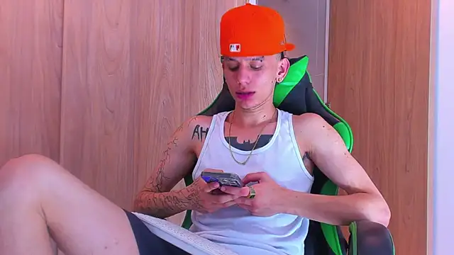 Snapshot of Skinny_batman chatting on 10.05.25 Skinny batman online show from 10.05.25