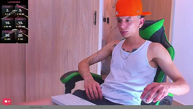 Snapshot of Skinny_batman chatting on 10.06.25 Skinny batman online show from 10.06.25