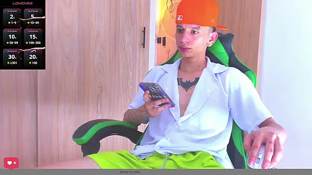 Snapshot of Skinny_batman chatting on 10.11.25 Skinny batman online show from 10.11.25