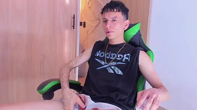 Snapshot of Skinny_batman chatting on 10.16.25 Skinny batman online show from 10.16.25