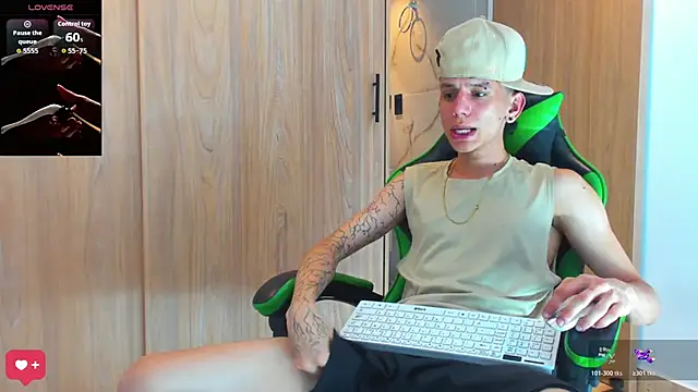 Snapshot of Skinny_batman chatting on 10.30.25 Skinny batman online show from 10.30.25