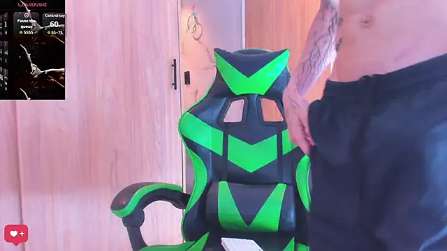 Snapshot of Skinny_batman chatting on 10.31.25 Skinny batman online show from 10.31.25