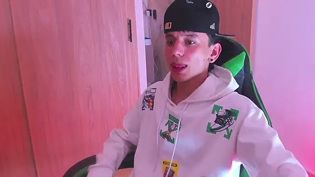 Snapshot of Skinny_batman chatting on 11.19.25 Skinny batman online show from 11.19.25