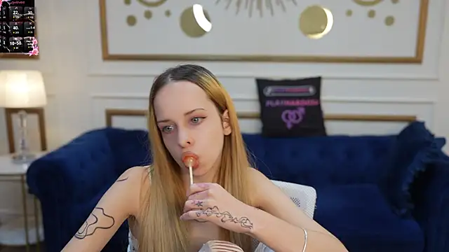 Snapshot of Luchi_Sun chatting on 10.15.25 Luchi Sun online show from 10.15.25