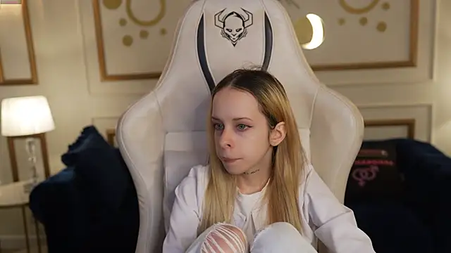 Snapshot of Luchi_Sun chatting on 10.30.25 Luchi Sun online show from 10.30.25